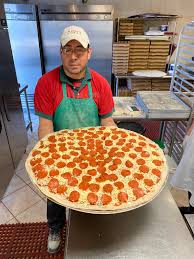 I am yet to come across a person who would say no to eating a pizza. Extreme Foods Bet You Can T Eat More Than 2 Slices Of This Pizza From Houston S Original Fuzzy S Pizza