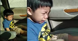 Akibat kemalangan itu, kanak kanak itu tercampak dari cermin sisi belakang kanan dan terjatuh ke bawah dari jejambat. Siap Bawa Baby Main Cak Cak Dalam Kereta Kecewanya Ramai Lagi Ingkar Arahan Pkp Pa Ma