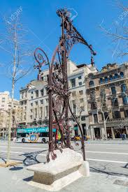 Barcelona Espana 27 De Marzo De 2015 Banco Y Farola De Estilo Modernista De Una Sola Pieza Construida En 1906 Y Recientemente Restaurado En El Paseo De Gracia El Banco Esta