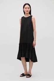 Model Front Image Of Cos Pleated Sleeveless Dress In Black