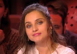 Un choix payant puisqu'elle fera se retourner florent pagny, mika, zazie et pascal obispo. Je Me Suis Rendu Compte Du Fanatisme La Chanteuse Mennel Revient Sans Voile Et Divorcee De Son Mari Musulman Valeurs Actuelles