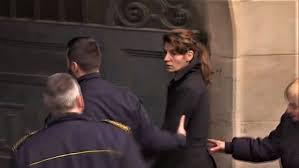 Bineînțeles, oamenii au început să țipe, încercând să prevină o nenorocire, iar tensiunea a atins cote extreme, camerele de supraveghere filmând întregul incident. Agora Femeia Care A Ucis O TanÄrÄ La Metrou Spune CÄ A Impins O Pentru CÄ O Deranja Muzica Pe Care Fata O Asculta La CÄÈti