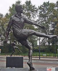 Er zijn maandag bloemen gelegd bij het standbeeld van willy van der kuijlen, dat voor de oostzijde van het philips stadion staat. Dit Zijn De 5 Bekendste Standbeelden In Eindhoven Maar Wie Zijn Het Eigenlijk En Waarom Staan Ze Hier Pagina 5 Van 5 Indebuurt Eindhoven