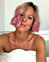 Federica pellegrini, sotto le feste di natale, ha deciso di cambiare look. Federica Pellegrini L Ha Fatto Di Nuovo Torna Ai Capelli Rosa Gossip It