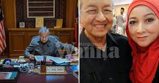 Majlis memperkenalkan calon bebas prk slim pada 12/8/2020 dihadiri oleh 1. Sebesar Mana Jasa Tun Mahathir Ada Yang Cepat Lupa Sekelip Mata Mingguan Wanita
