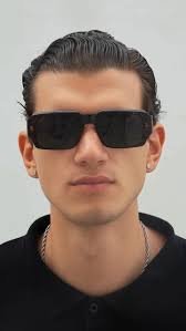 Puoi sceglierne una?, Noi no., Ogni paio racconta qualcosa di diverso., Un  vinile che ha fatto ballare, ora ti fa guardare., Occhiali che nascono dal  passato, ma vivono nel presente., Neri, ...