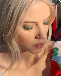 Greener days ahead… loved playing with @urbandecaycosmetics new color  palette Wild Greens. 💚 #wildbynature #urbandecay #makeup #makeupartist  #hair . Model @isabelleana .. Hair @leonorgreylusa @ibizahairtools . #vegan