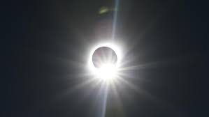 Fenomena gerhana matahari juga dianggap lebih spesial karena terjadi pada waktu pagi, siang hingga sore hari. Gerhana Matahari Cincin Pernah Terjadi Di Masa Rasulullah Ini Ceritanya