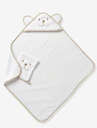 Comme cette cape de bain personnalisée, brodée au prénom de l'enfant. Nach Dem Bad Total Entspannen Abtrocknen Und Sich Einkuscheln Das Beruhigt Kleine Babys Sofort Und Allerliebst Ist Das Set Au Baby Waschlappen Baby Babymode