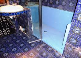 Douche Senior Sur Mesure Http Www Seniorbains Com Douche Senior Html Avec Option Couleur Speciale Personnalisee Ici Bleu Cl Porte Baignoire Douche Baignoire