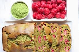 Mangez 3 parts de cake au thé matcha, vous perdrez trois tailles de pantalon et votre espérance de vie augmentera d'une vingtaine d'années… ^^ Cake Au The Vert Matcha Et Framboises Recette Par Elle Mijote Quelque Chose