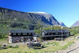 The mountain has two peaks, of which the glaciated southern one is the highest at 2,097 metres (6,880 ft). Stf Mountain Station Kebnekaise ã‚­ãƒ«ãƒŠ å£ã‚³ãƒŸ å®¿æ³Šäºˆç´„ ãƒˆãƒªãƒƒãƒ—ã‚¢ãƒ‰ãƒã‚¤ã‚¶ãƒ¼