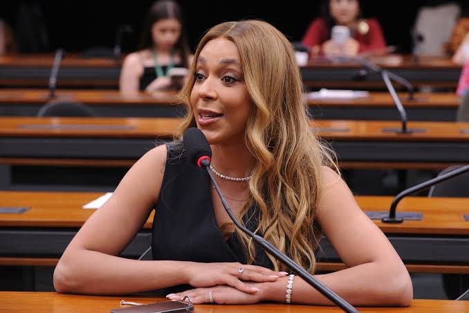Erika Hilton pede prisão de Nikolas Ferreira após deputado divulgar laudo falso atribuído à Polícia Federal - Aqui Só Política