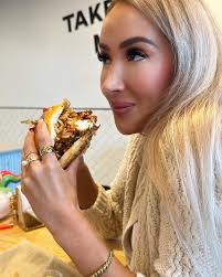 What better place to celebrate National Hamburger Day than Big Buns. My  favorite hamburger place. Everything