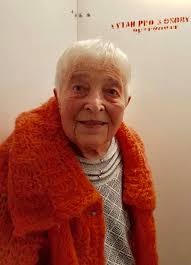 Po dvouletém studiu na brněnské konzervatoři přešel v roce 1948 celý tehdejší studijní ročník na nově zřízenou. Facebook