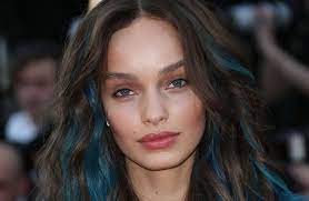Long hair which is curled looks sexy. 10 Blue Highlights On Brown Hair You Ll See Trending In 2021