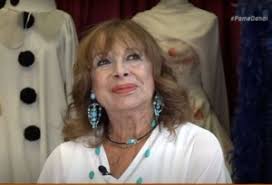 Τρεις μέρες αργότερα αρρώστησε με πνευμονία και αμέσως οι γονείς της φώναξαν ιερέα να. Alikh Boygioyklakh