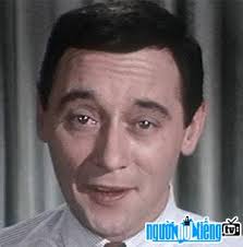 Dẫn chương trình đài Ed Autry