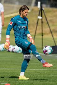 Er spilt syt em mai 2012 für d schwiizer nationalmannschaft Goalkeeper Yann Sommer Of Borussia Moenchengladbach Controls The Ball In 2021 Goalkeeper Football Goalkeeper Photo