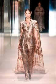 Demi moore opened kim jones' fendi ss21 haute couture show ahead of og supermodels kate moss and naomi campbell. Demi Moore Prasentiert Mode Von Fendi Aber Alle Blicken Nur Auf Ihr Gesicht Stern De