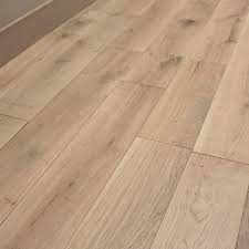 parquet chene massif clipsable easiklip avec finition brute de sciage huile des stries avant poncage ont ete parquet chene massif chene massif deco parquet