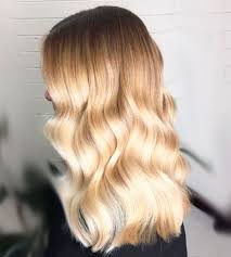 Il degradè sui capelli biondi rende ancora più luminoso l'effetto . Anteprima Colori Per Capelli 2020 I Biondi