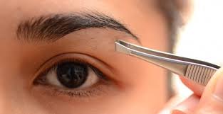 الإفتاء المصرية توضح حكم إزالة الشعر بين الحاجبين