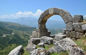 Bashkia Amantia, pas 2500 vjetësh, nëse jeni patriotë ngriheni këtë emër në  lartësitë që ka pasur - Lajmi vjen ndryshe