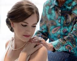 Una novia usó su vestido frente a su abuela para compartir un último  momento con ella, y su historia nos conmovió hasta las lágrimas