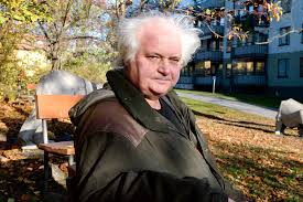 Vid fönstret slår ensamheten ut. Flouyfr7f0fi6m