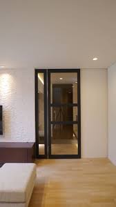 エントランスとリビングルームを結ぶ扉 株式会社スター ウェッジ モダンな 窓 ドア homify モダンなドア 現代的なアパート リビング ドア ガラス