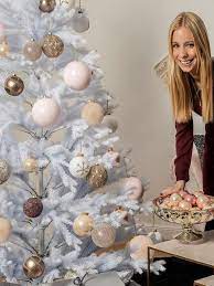 Komplett weißer weihnachtsbaum mit roten, orangen und pinken christbaumkugeln. Weihnachtsbaum Schmucken Die 7 Schonsten Ideen Westwing