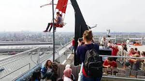 Schaukeln mit panoramablick auf den fluss ij, den bahnhof von amsterdam und das historische stadtzentrum. A Dam Lookout Amsterdam Europas Hochste Schaukel Top Aussicht Youtube