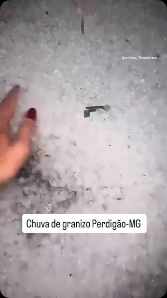 Uma forte chuva de granizo surpreendeu moradores de Perdigão, no Centro-Oeste de Minas Gerais, na noite desta segunda-feira (14). O temporal aconteceu por volta das 20h e durou aprox | Destaque Diário