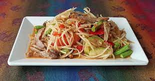 som tam moo green papaya salat with grilled pork neck papaya greenpapaya papayasalad porksalad healthyfood green papaya salad grilled pork papaya salad