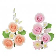 Chi non resterebbe stupito di vedere arrivare sul posto di lavoro o a casa un bellissimo omaggio floreale la fiorista ti consiglia diverse tipologie di mazzi di fiori per compleanno, come un bouquet di gerbere colorato allegro per persone frizzanti, o una. Ramo Di Fiori Di Zucchero Elegante Con 3 Rose