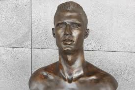 Die hier beschriebene statue steht nicht mehr an dem ort, der in den ersten drei. Ronaldo Sculptor Emanuel Santos Devastated As Bust Swapped At Madeira Airport Bleacher Report Latest News Videos And Highlights