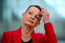 Temple Newsam Road crash leaves two trapped in car…