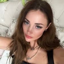 Lois Buckley's Instagram, Twitter & Facebook