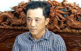 CLIP: Nhiều người kéo đến xem công an bắt đối tượng từng đối đầu với nhóm  giang hồ