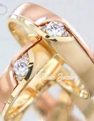 Meski tradisi mengajarkanmu untuk mengenakan cincin tunangan di jari manis, kiri maupun kanan, sebenarnya kamu dapat memakainya di jari mana pun. Pin Di Model Cincin Kawin Terbaru