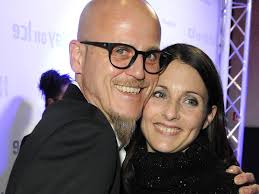 Az érzelmek olyan erősnek bizonyultak, hogy a neves toxikológus elhagyta a feleségét, és boldogan él kedvesével. Tv Koch Ralf Zacherl Heimliche Hochzeit Und Der Ex Seiner Frau Ist Jorg Kachelmann Bunte De