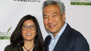 Tvhost/journalist founder and ceo @birdbakery judge/host @foodnetwork. Who Is Sandy Tsujihara Kevin Tsujihara S Wife Sandy Tsujihara Wiki Bio Age Children Parents Family Net Worth Height Nationality Instagram And Photos Primal Information