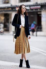 Phối các kiểu áo khoác với chân váy midi