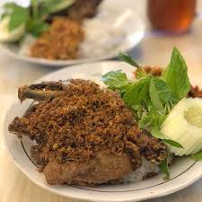 Sambal rujak akan meresap ke dalam kulit cireng yang super garing. 9 Bebek Goreng Terenak Di Surabaya Dari Kaki Lima Sampai Restoran