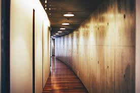 Long etroit et sombre le couloir peut souvent paraitre difficile a amenager. 10 Idees De Decoration Pour Embellir Un Couloir Sombre Etroit Ou Long