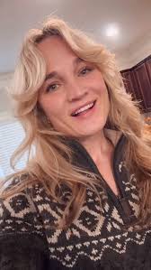 Holiday vibes over hereeeee 🎄🫶🏼💋🤩 🎶 Did some decorating including a  unique mistletoe placement for @mr.bootstraps … 😜😘 Let me know what other  festive sourdough flavors/designs should I do…?! And have you