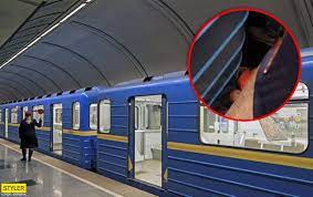 Он работает по индивидуальному графику. V Kieve V Metro Muzhchina Upal Pod Vagony Poezda Video Novosti Rbk Ukraina