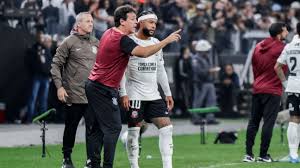 Diniz explica Memphis titular no Corinthians e é direto sobre vaias a Yuri Alberto: 'Coisa normal pelos últimos acontecimentos'