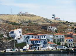 Bρίσκεται σκαρφαλωμένη στο βράχο κοντά στηνπαραλία αλονίτσι.το σπήλαιο στο οποίο βρήκε καταφύγιο ο άγιος ευστράτιος κυνηγημένος από τους εικονομάχους βρίσκεται σκαρφαλωμένο στο βράχο κοντά στην παραλία αλονίτσι. Agios Eystratios Nhsi Boreio Aigaio Gtp